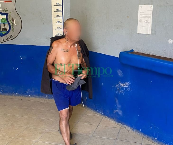 Por calor hombre sale desnudo a la calle en Monclova
