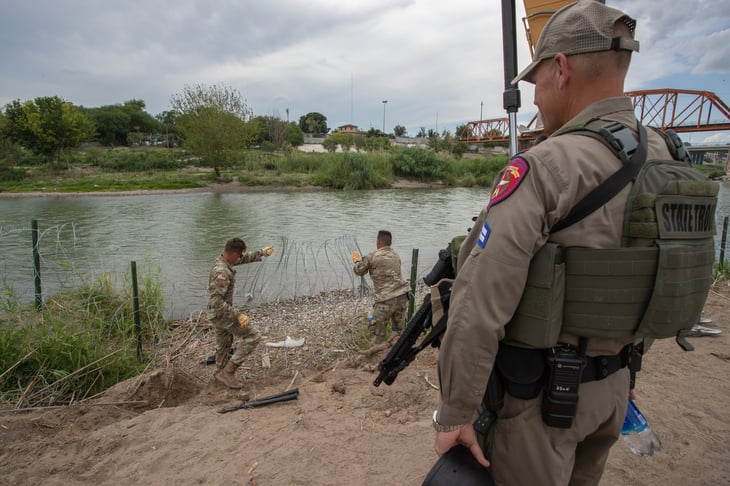 Agentes trabajan blindando la frontera colocando alambre de púas 