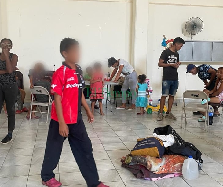 Cientos de migrantes llegan deshidratados; más de 20 son niños 