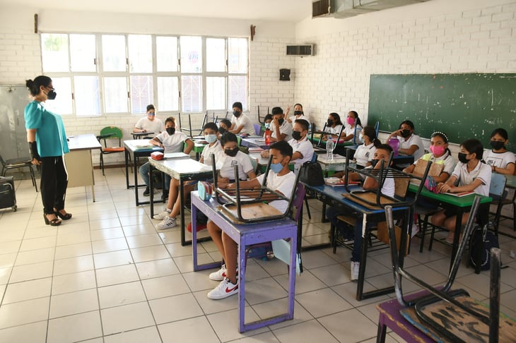 Alumnos a clases en línea por la tercera oleada de calor