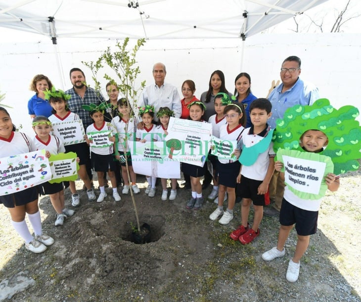 Alcalde, entrega árboles en el instituto Andrés Osuna.