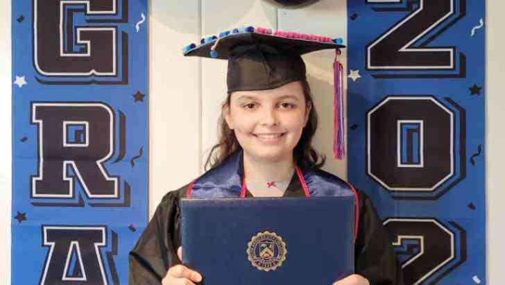 La graduada más joven de LA College tiene 12 años, recibió una ovación de pie