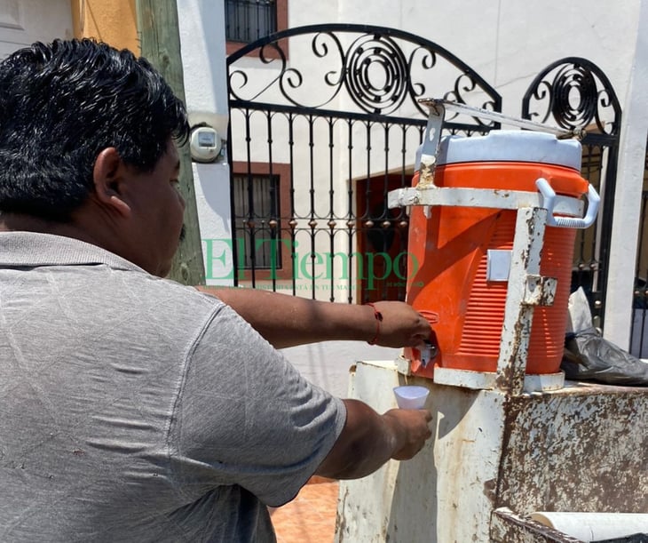 Simas ofrece a ciudadanos agua para hidratarse 