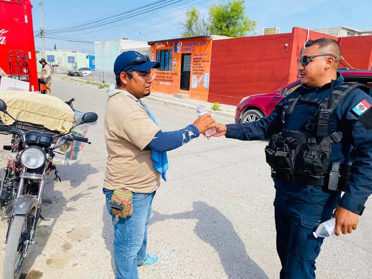 Policías apoyan con entrega de agua a la comunidad 