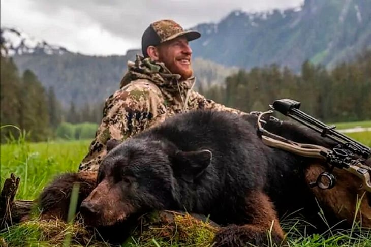 Carson Wentz, quarterback de la NFL, caza oso y lo presume en Instagram