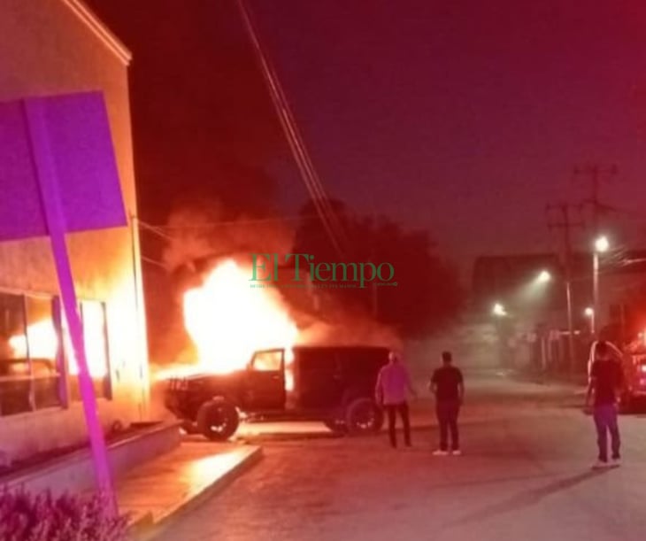 Mujeres incendian camioneta de ‘alucines’ en Monclova