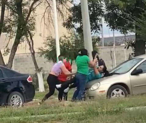 Alumna de FCA fue expulsada por agredir a su compañera en estacionamiento 