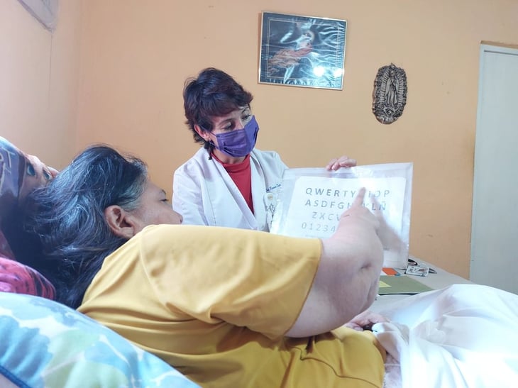 La familia y la paciente postrada expresan su agradecimiento al IMSS Coahuila por la atención médica brindada en su domicilio.
