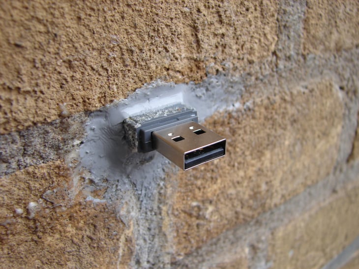 USB dead Drops ¿Qué son y por qué están escondidos en las paredes de varios países?