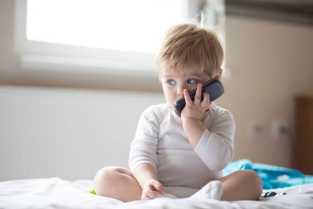 Prestarle el celular o la tablet a tu bebé puede traer consecuencias a su salud.