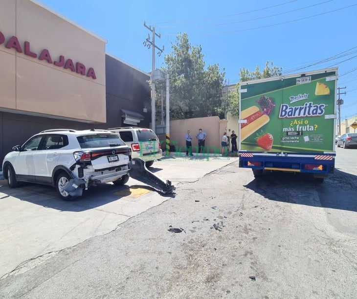 Camión de marínela destroza defensa a camioneta en la Guadalupe