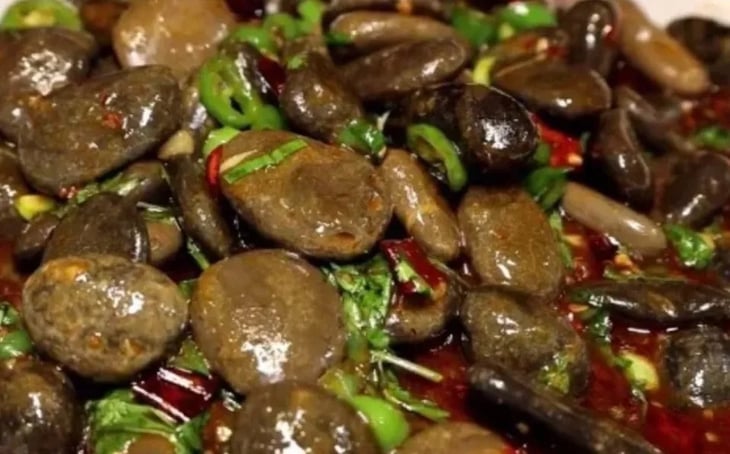 Piedras salteadas, la comida callejera que está de moda en China.