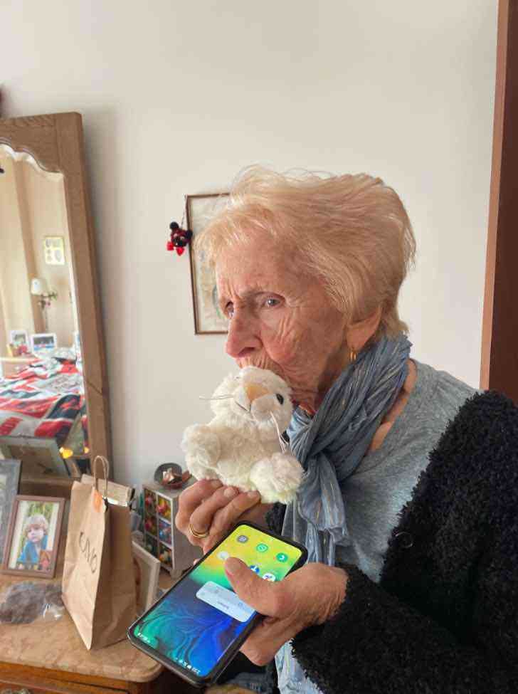 Esta chica le regaló juguetes a su abuelita de 96 años porque jamás había tenido