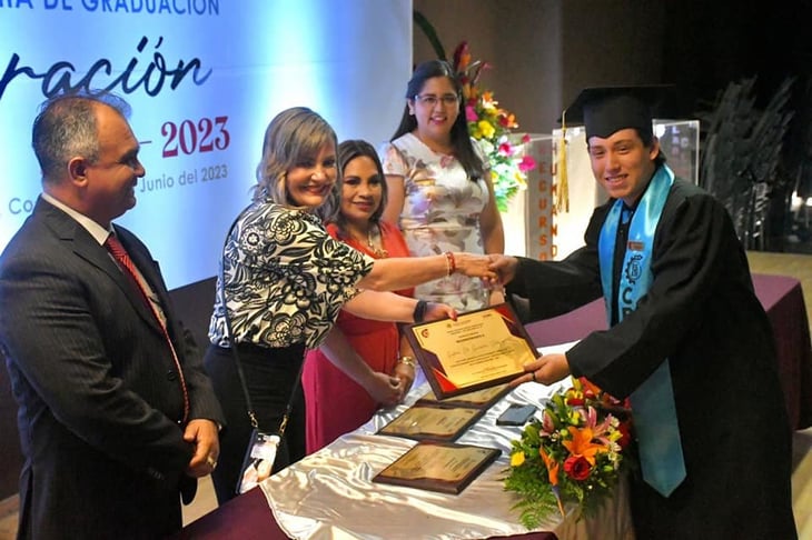 Acompaña Norma Treviño a alumnos del CBTIS 34 en su graduación