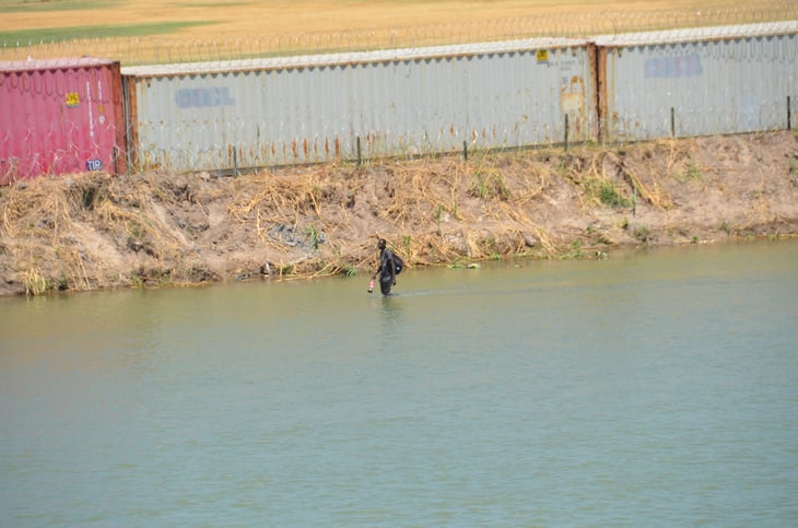 Migrantes se cruzan caminando el Río Bravo por bajo nivel 