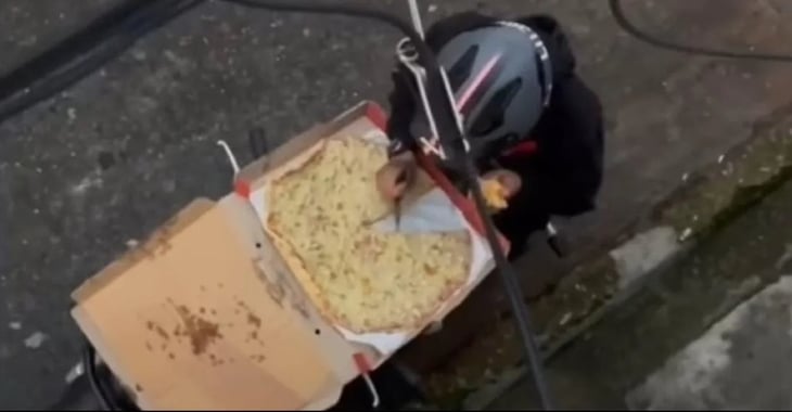 Captan repartidor de pizza con las manos en la masa