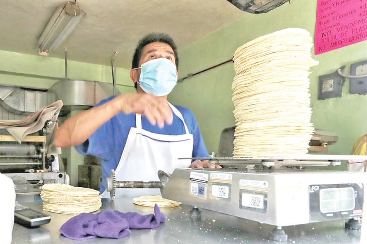 La inflación 'pega' a tortillas; cambian las de harina por maíz