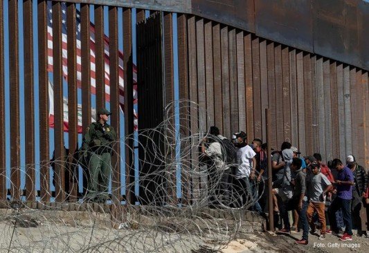 EU alerta a migrantes por temperaturas extremas en la frontera con México; 'No arriesguen su vida'