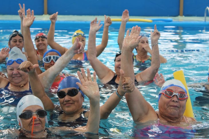 Cursos de natación tiene mucha afluencia por adultos mayores