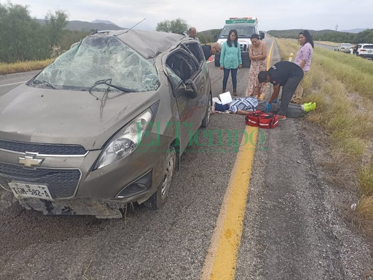 Auto vuelca en la carretera Monclova-Sabinas; conductor queda lesionado