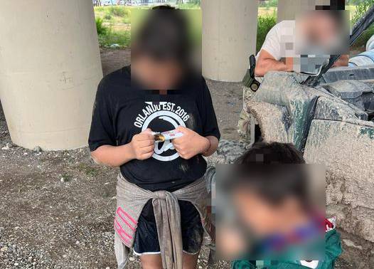 Dos menores fueron abandonados en la orilla del río Bravo, los rescatan Troopers
