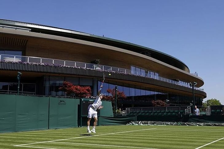 Carlos Alcaraz pasa con nota el primer examen de Wimbledon con rosco incluido ante Chardy