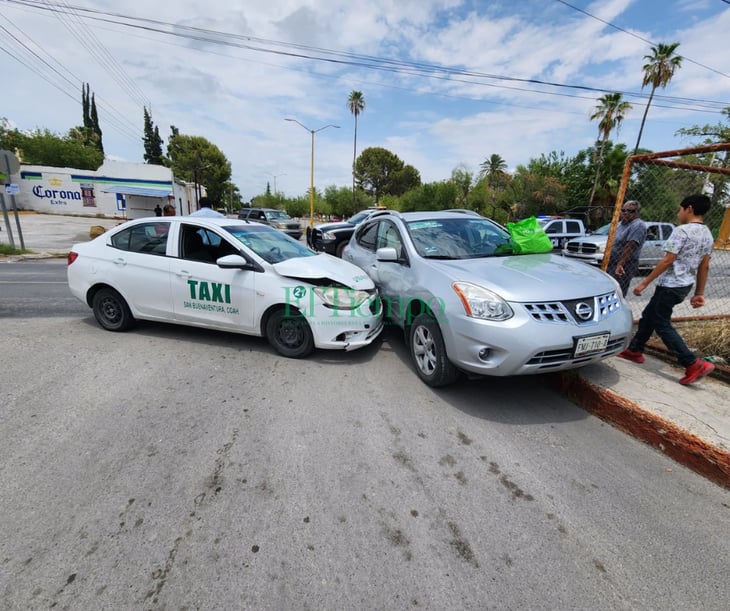 Taxi choca contra camioneta en la Zona Centro de Nadadores 