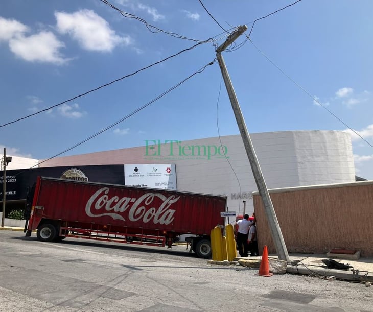 Camión de Coca Cola deja sin luz a vecinos de la Guadalupe