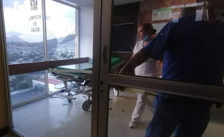Hombre fallece tras lanzarse del décimo piso en la clínica 25 del IMSS