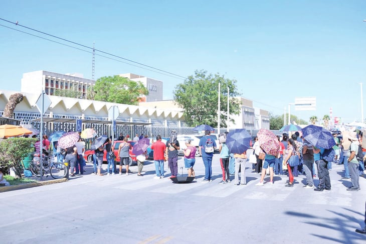 Ciudadanos bloquean calles al exterior del IMSS ante deficiencias y falta de medicamentos