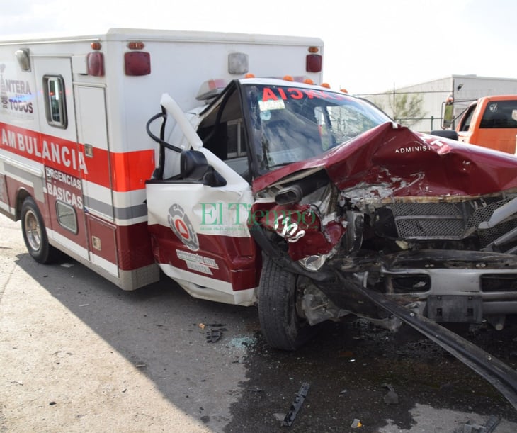 Ambulancia de Protección Civil fue chocada cuando realizaba un traslado