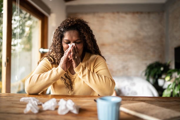 ¿Aguantarse un estornudo es peligroso?