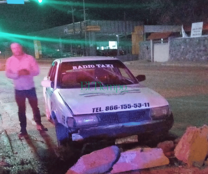 Taxista ebrio se estrella contra camellón en la colonia Los Pinos