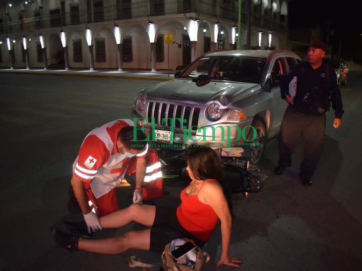 Pareja y bebé que viajaban en moto terminan heridos en choque