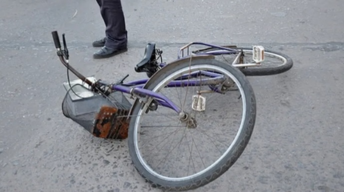 Accidente vial arroja daños materiales y a ciclista con lesiones