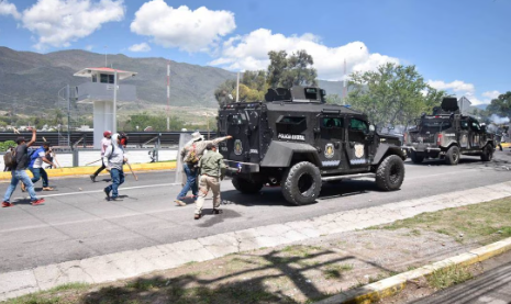 Siguen retenidos funcionarios, policías y soldados en bloqueo de pobladores y transportistas en Chilpancingo