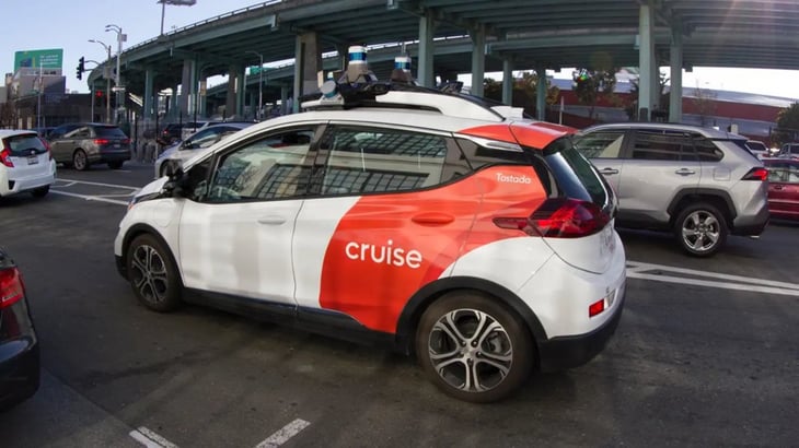 Activistas en San Francisco confunden a los taxis autónomos poniéndoles un cono en el capó