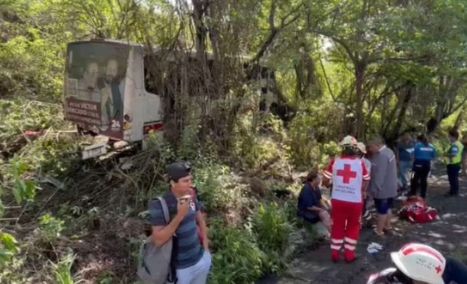 Camión de carga embiste a microbús; deja 12 heridos y un muerto en Morelos