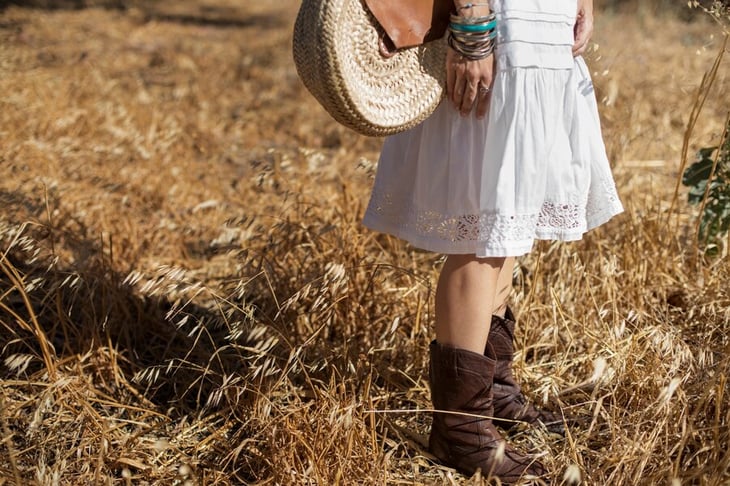 A pesar de que las botas cowboy son tendencia este verano, los expertos aconsejan evitarlas