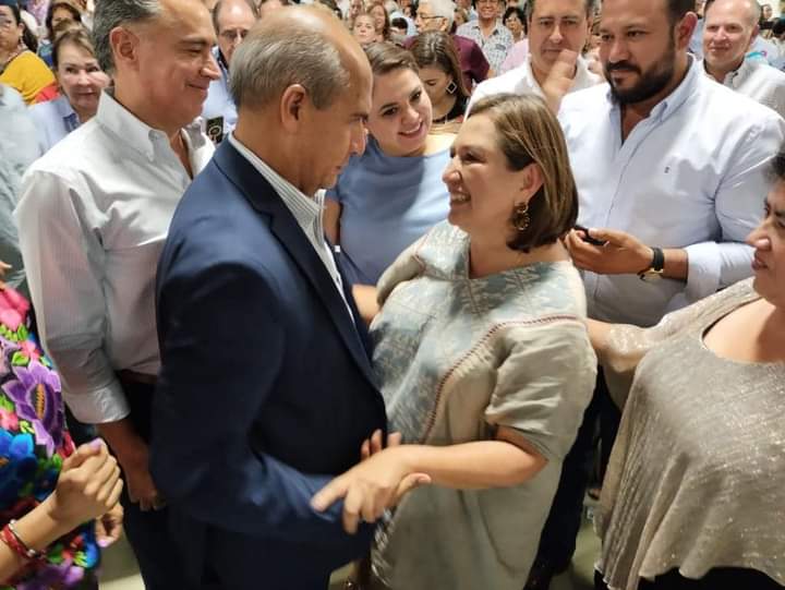 Mario Dávila saluda a Xóchitl Galvez, precandidata a la presidencia 