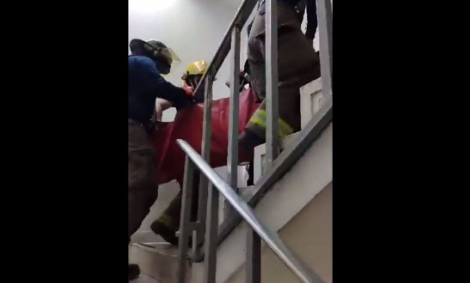 VIDEO: Por falla en elevador, suben a paciente por escaleras en ISSSTE en Sonora