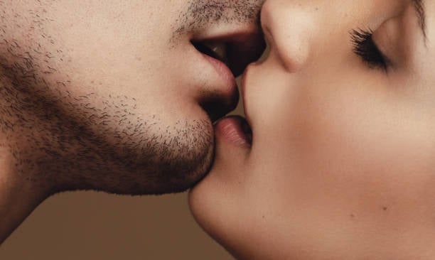 5 señales que indican que alguien es un besador inexperto