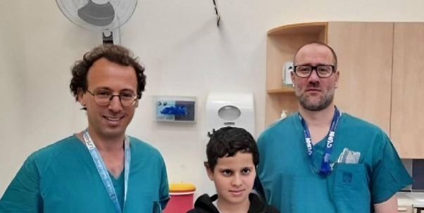 Médicos logran operación milagrosa para volver a unir cabeza a niño