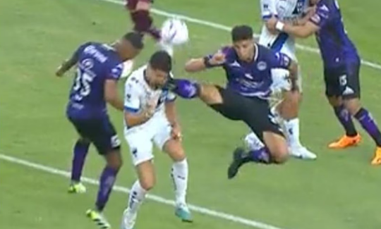 VIDEO: Stefan Medina recibe brutal patada en el rostro durante el juego frente a Mazatlán FC