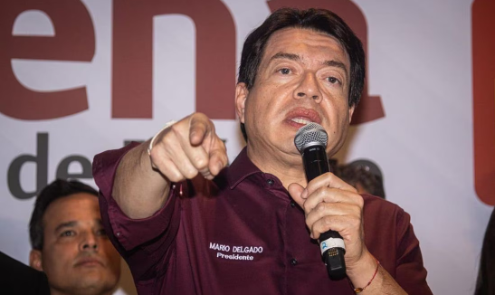 INE restringe derecho de expresión de AMLO, acusa Mario Delgado