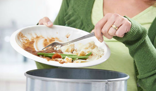 Cómo lavar el bote de basura de la cocina para evitar malos olores