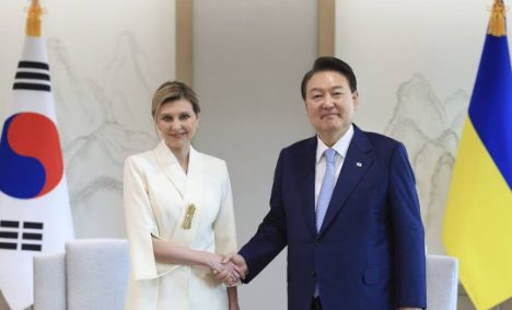 Presidente surcoreano realiza sorpresiva visita a Ucrania; se reunirá con Zelenskyy