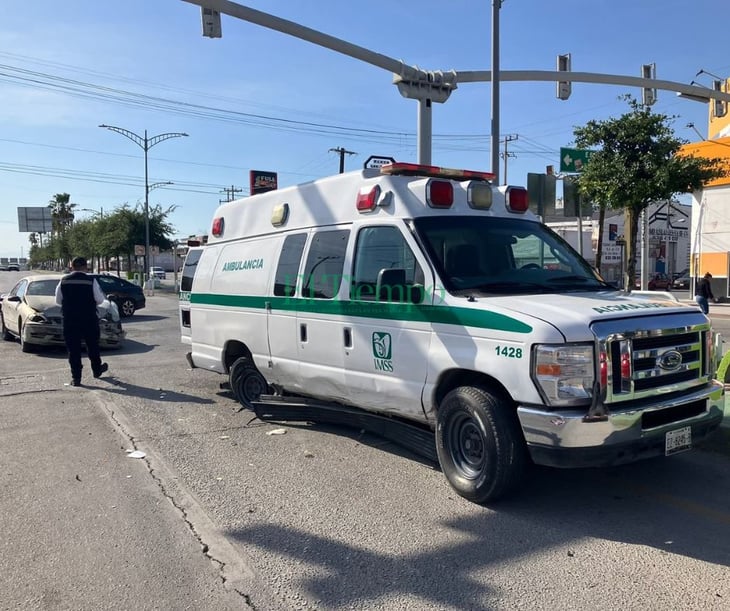 Ambulancia del IMSS se pasa luz roja y choca en la Guadalupe de Monclova