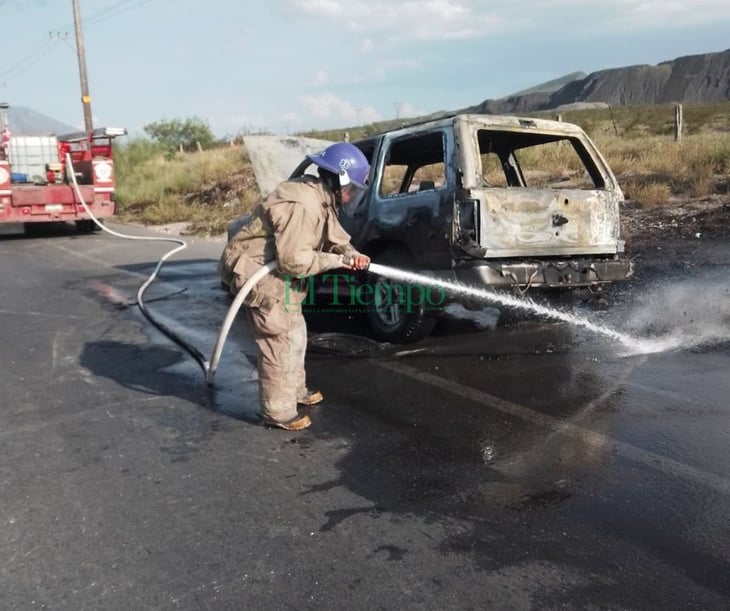 Camioneta se incendia en el Carlos Salinas de Gortari