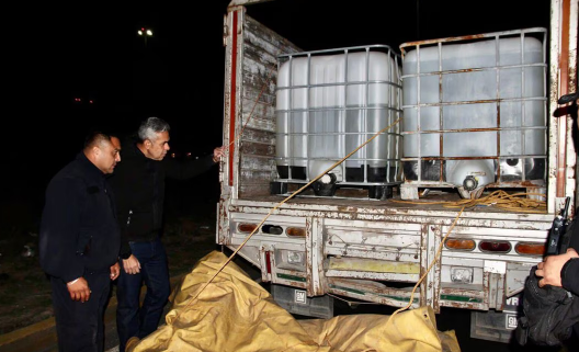 Hallan camioneta con 4 mil litros de combustible robado en Ecatepec; chofer huyó caminando